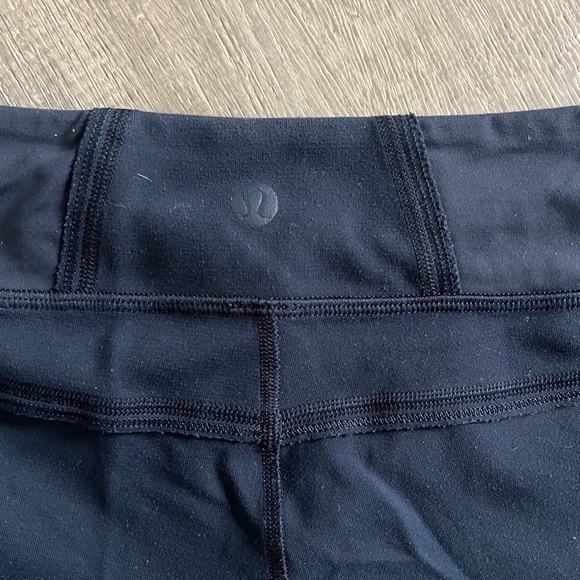 Lulu lemon cropped leggings size 8 - Picture 2 of 2